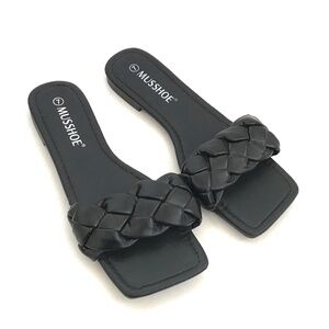 MUSSHOE Slip On Slide Sandals Black Flats Women’s Size 7 NWT